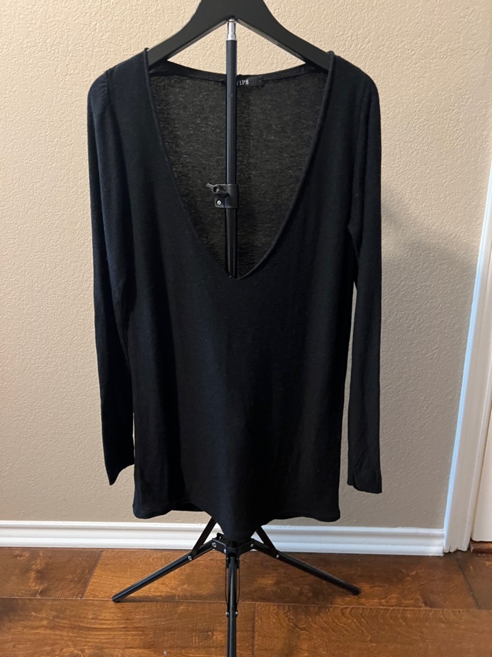 Women’s Deep V-Neck Long Sleeve Top - Black
